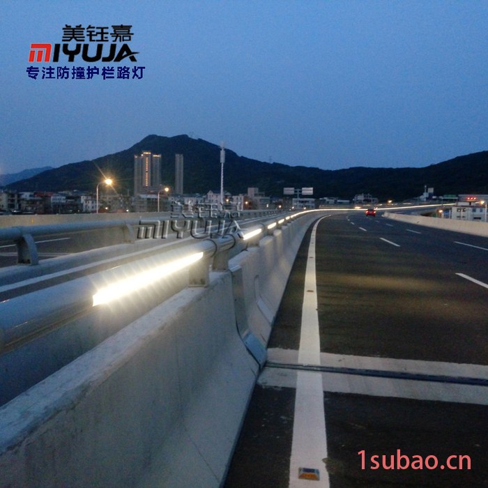 桥梁护栏路灯 高效厂家定制专注LED防撞护栏路灯生产不锈钢螺栓紧固连接图2