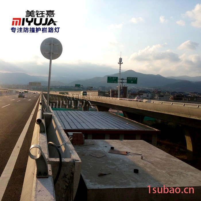 桥梁护栏路灯 高效厂家定制专注LED防撞护栏路灯生产不锈钢螺栓紧固连接图4