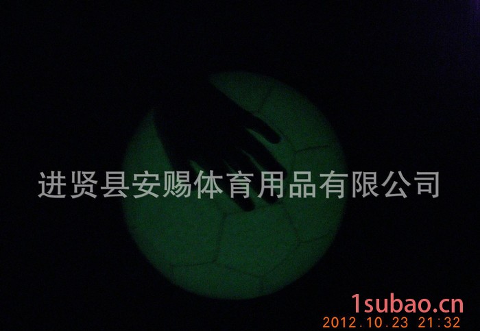 3号夜光球闪闪发光机缝足球晚上发亮3号足球儿童益智玩具球荧光