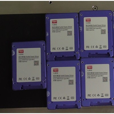 全自动平面贴标机对接产线贴纸盒塑料盒硬盘盒贴标签效率提高5倍