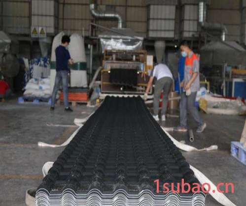 供应鹰拓建材1050mm,塑钢型材 平改坡  ASA合成树脂瓦屋顶瓦琉璃别墅瓦 小区洋房防腐蚀波纹塑料瓦片 特种建材图6
