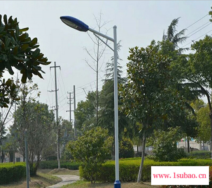 太阳能路灯4米5米6米20瓦30瓦LED芯片灯配有太阳能板锂电池定制