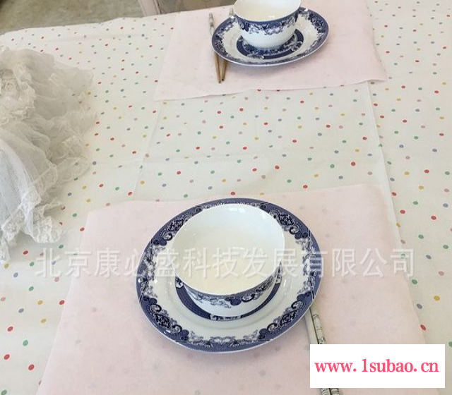 厂家直销一次性桌布 一次性纸台布 餐垫批发图5