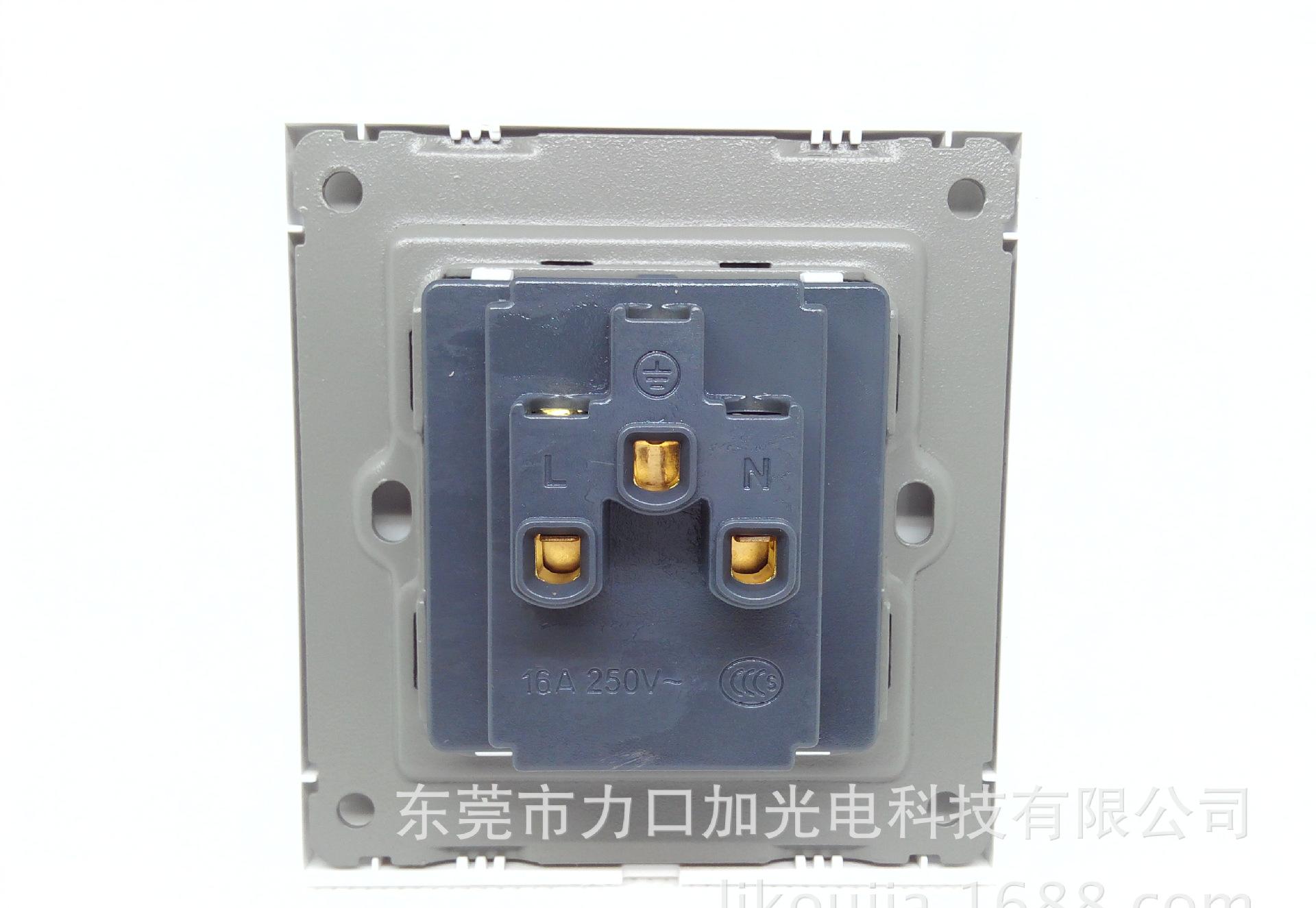 16A三孔背面