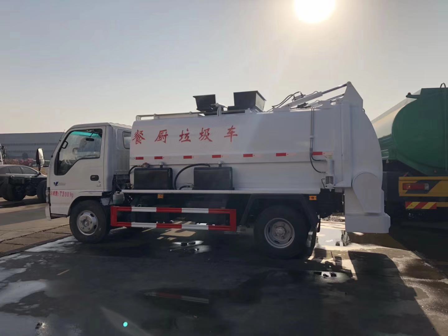 餐厨垃圾车装载由垃圾桶提升  具有垃圾桶锁止结构 装卸安全可靠示例图16