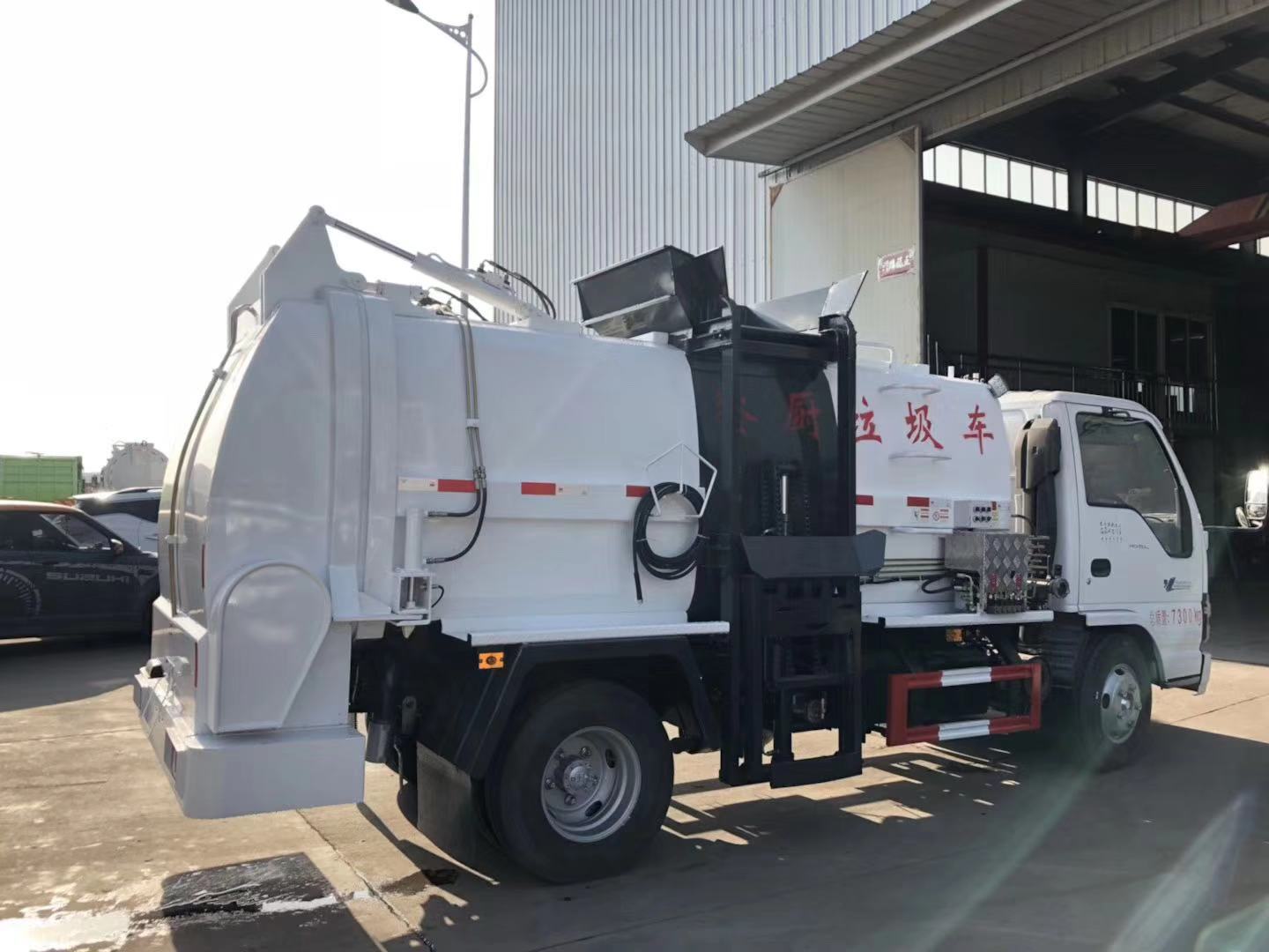 餐厨垃圾车装载由垃圾桶提升  具有垃圾桶锁止结构 装卸安全可靠示例图18