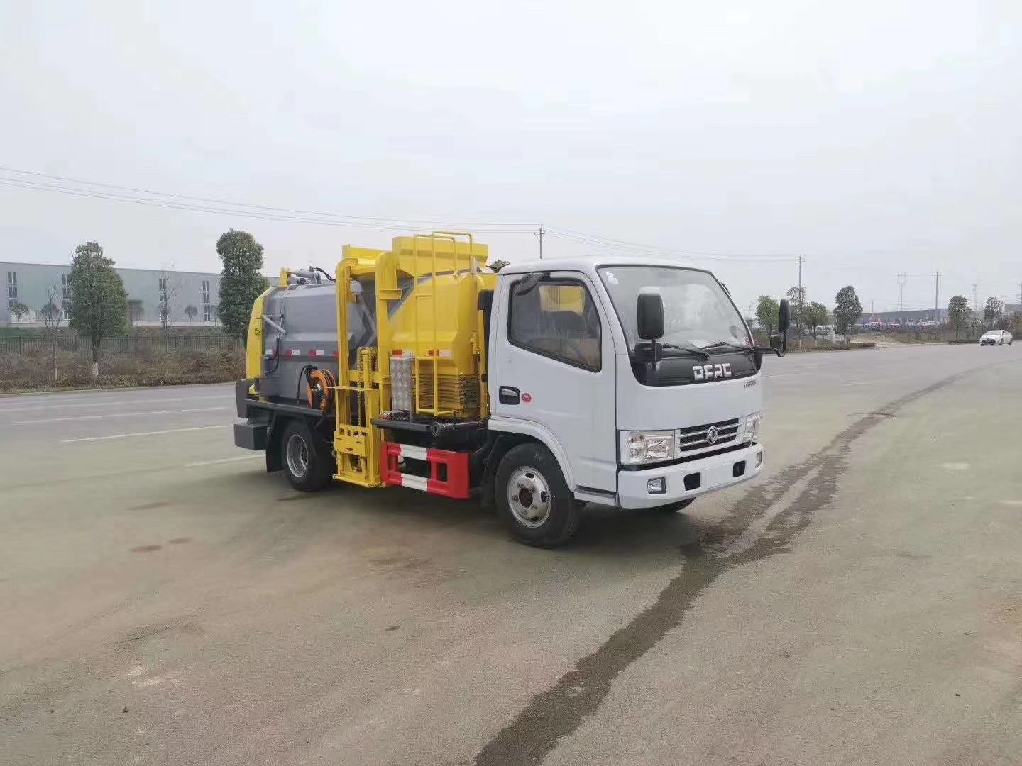 餐厨垃圾车装载由垃圾桶提升  具有垃圾桶锁止结构 装卸安全可靠示例图1