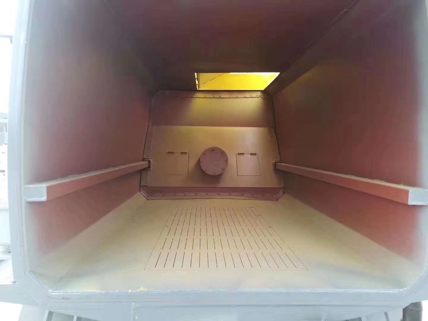 餐厨垃圾车装载由垃圾桶提升  具有垃圾桶锁止结构 装卸安全可靠示例图7