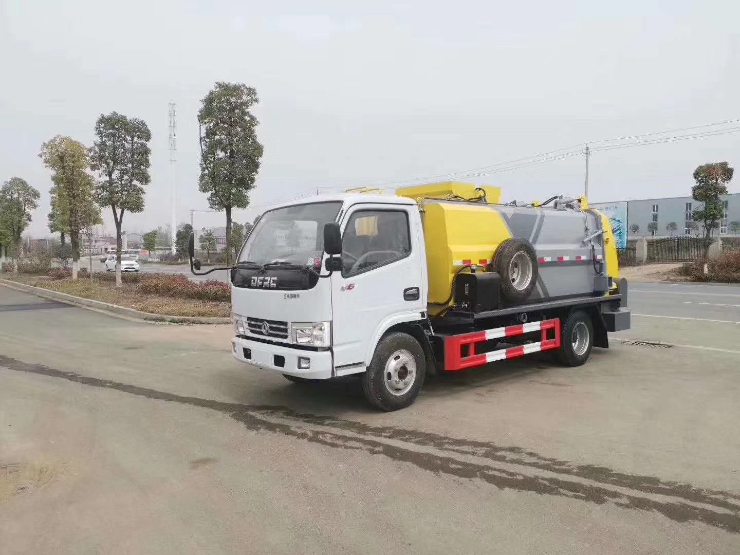 餐厨垃圾车装载由垃圾桶提升  具有垃圾桶锁止结构 装卸安全可靠示例图3
